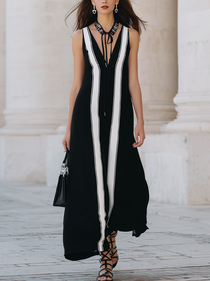 Robe longue noire sans manches avec empiècements à rayures noires et blanches.