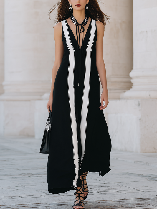 Robe longue noire sans manches avec empiècements à rayures noires et blanches.