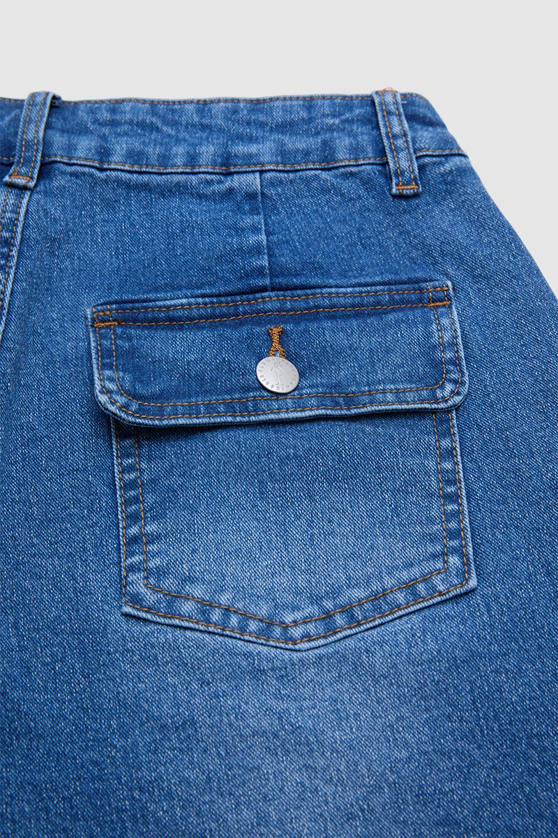 Wash Flap Pocket Split Hem Mid Rise Mid Thigh Denim Shorts Without Belt