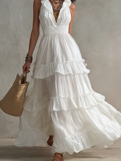 Robe longue blanche plissée sans manches de style bohème avec détails volantés