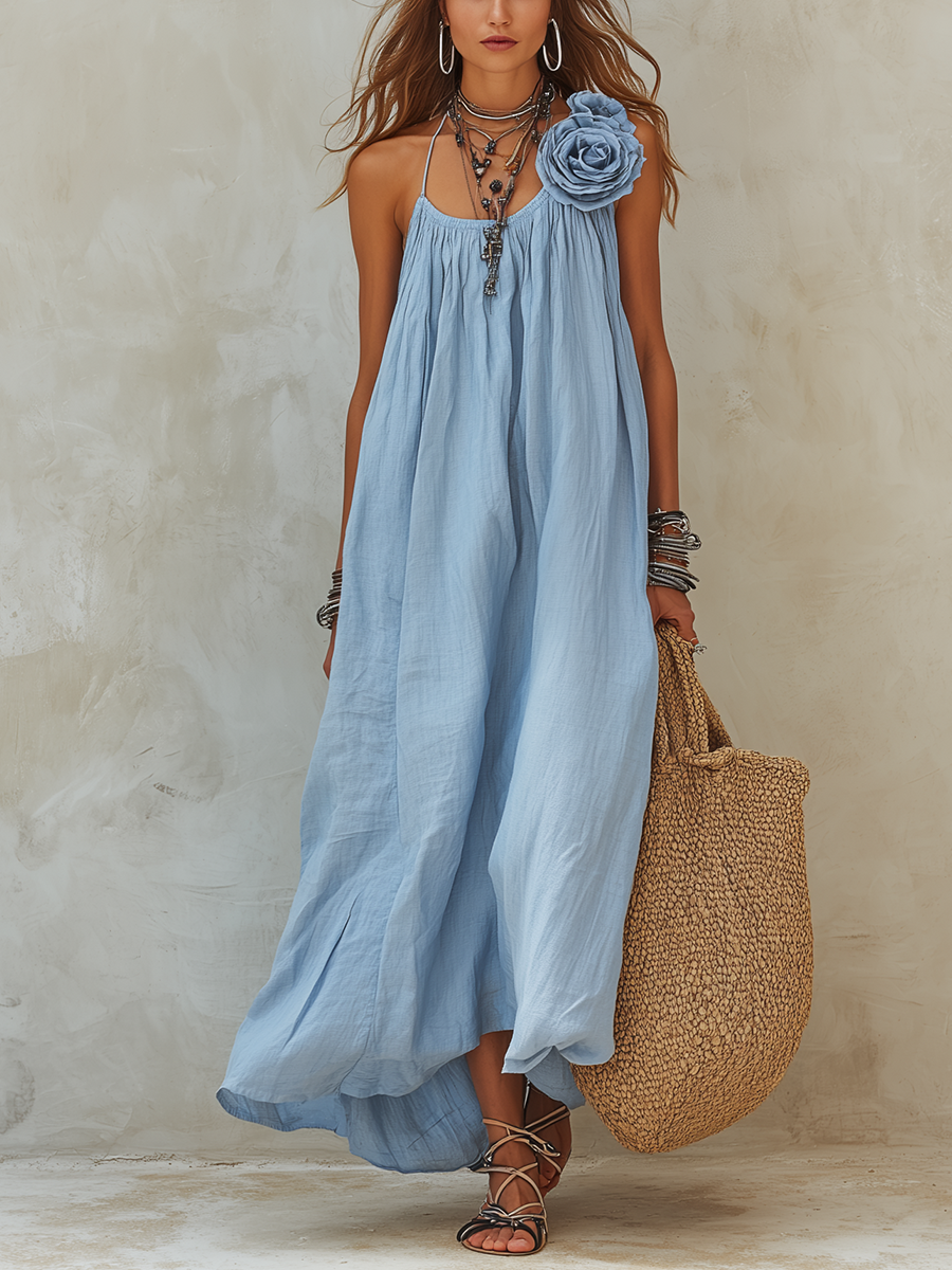 Robe en lin bleu ciel ornée de fleurs style balnéaire