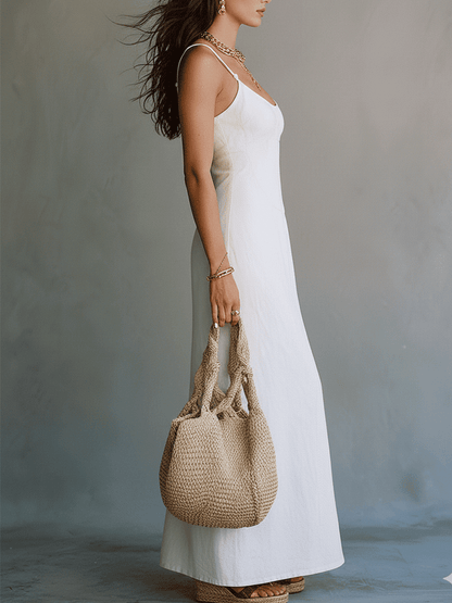 Robe longue élégante blanche minimaliste à fines bretelles et à fente