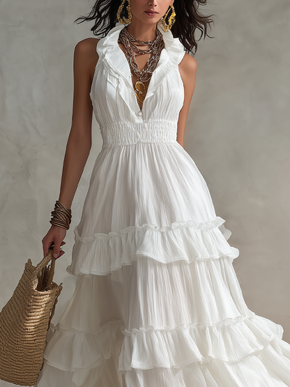 Robe longue blanche plissée sans manches de style bohème avec détails volantés