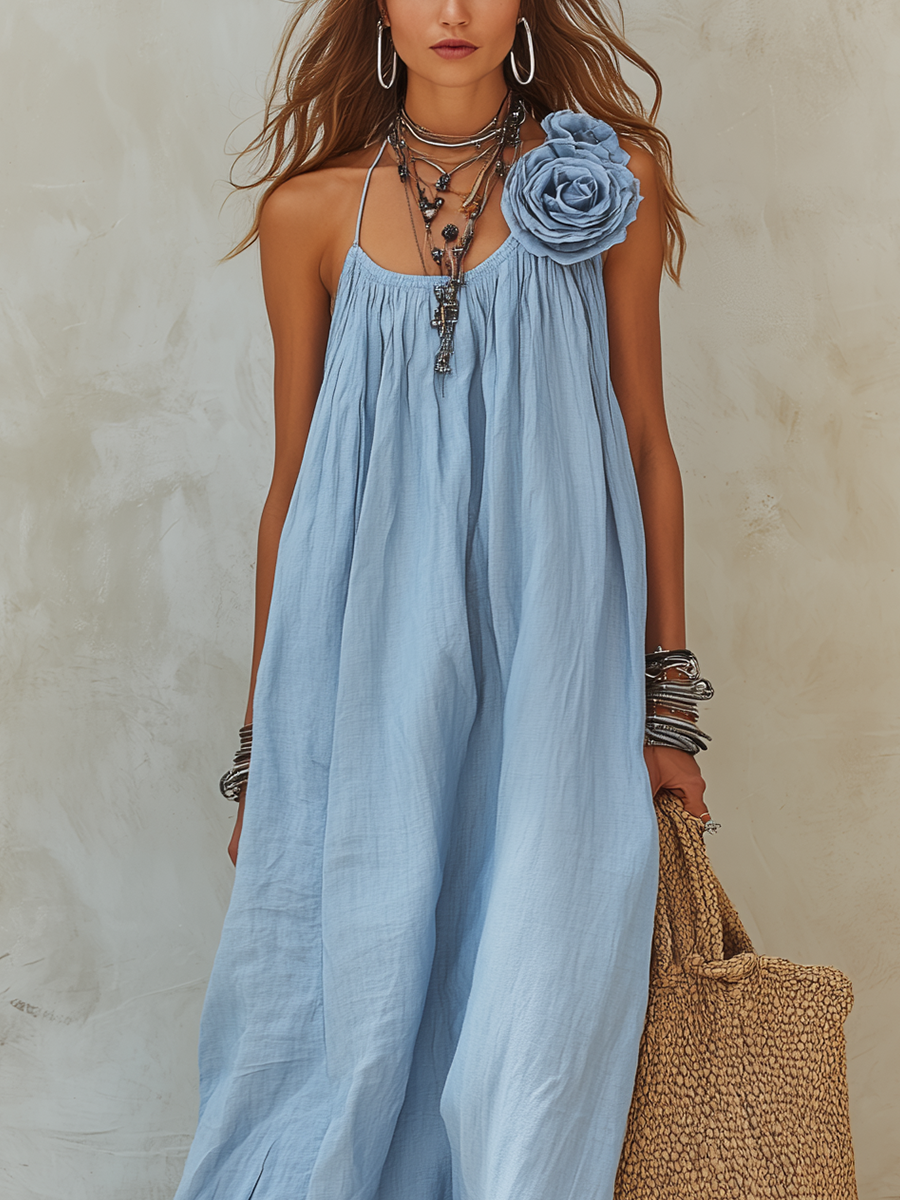 Robe en lin bleu ciel ornée de fleurs style balnéaire