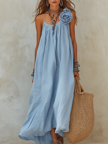 Robe en lin bleu ciel ornée de fleurs style balnéaire
